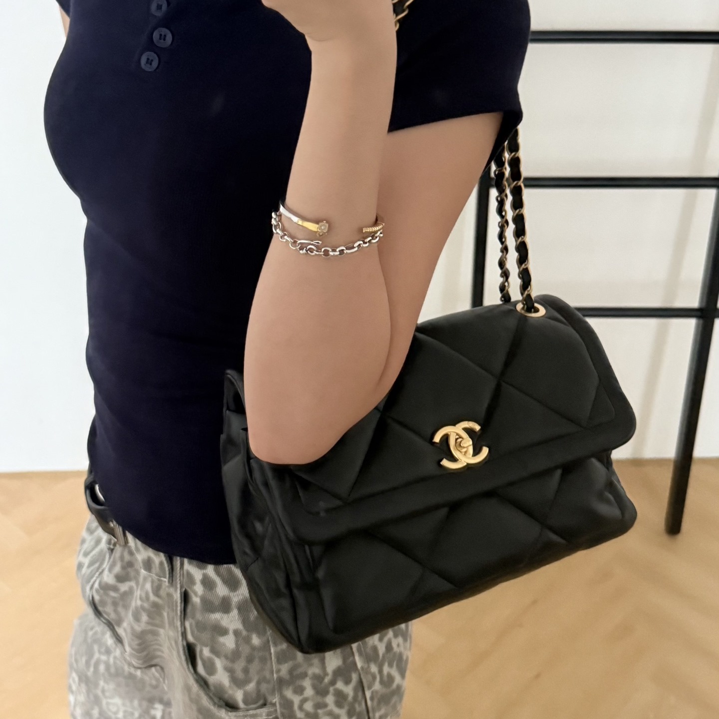 CHANEL 샤넬 양가죽 숄더백  AP11211750