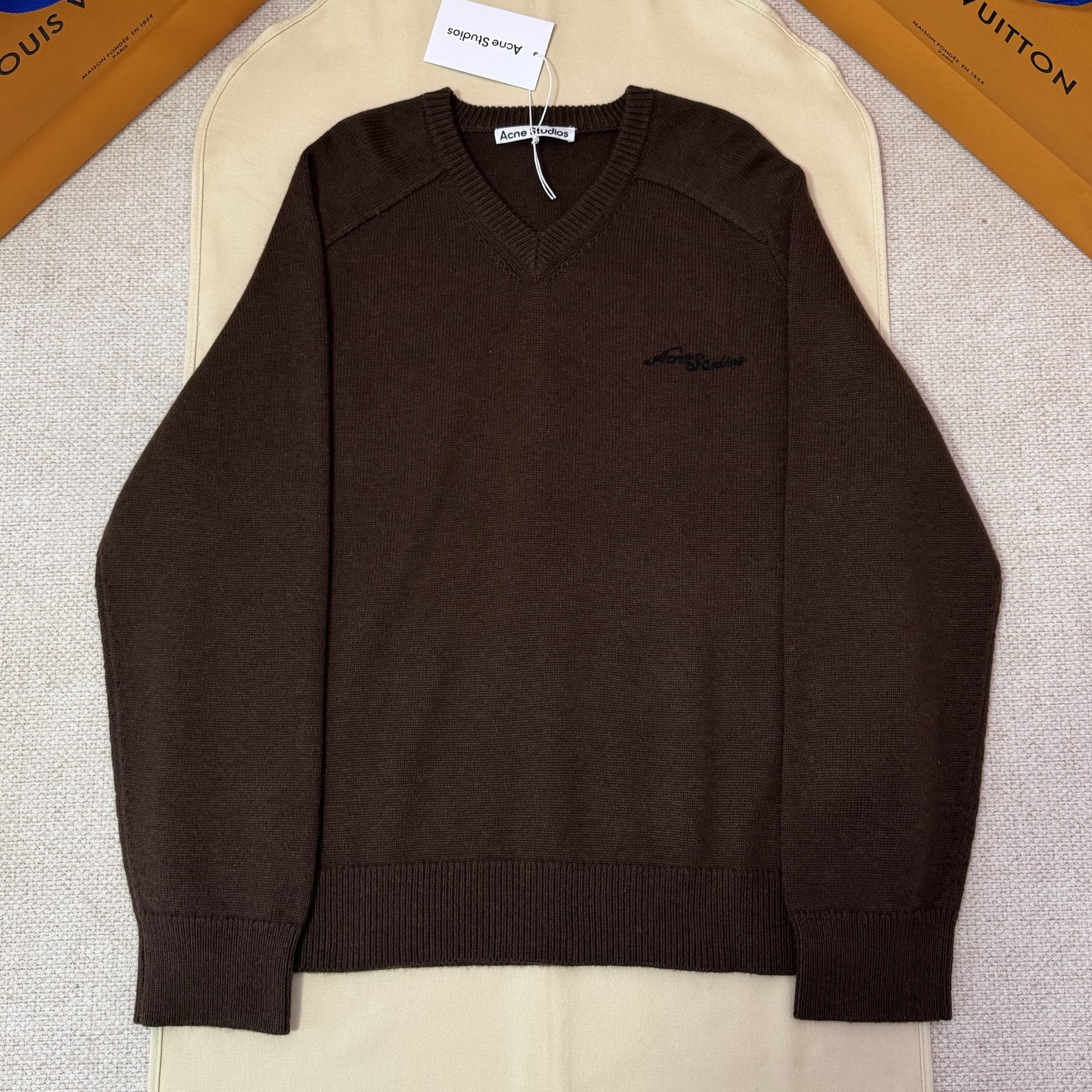 ACNE STUDIOS 아크네-스튜디오 울 브이넥 스웨터 다크 브라운 #1436120