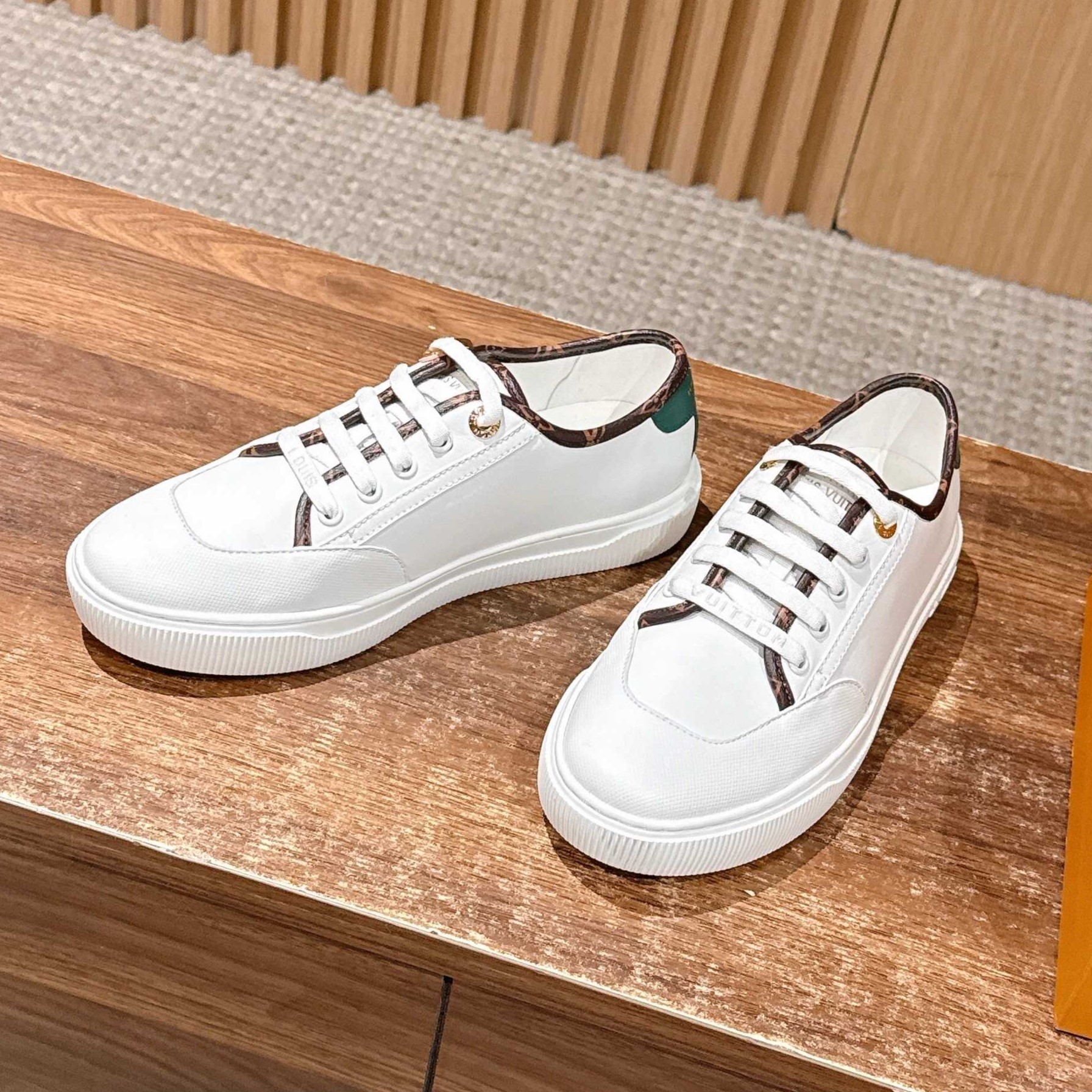 LOUIS VUITTON 루이비통 모노그램 스니커즈 #16426122