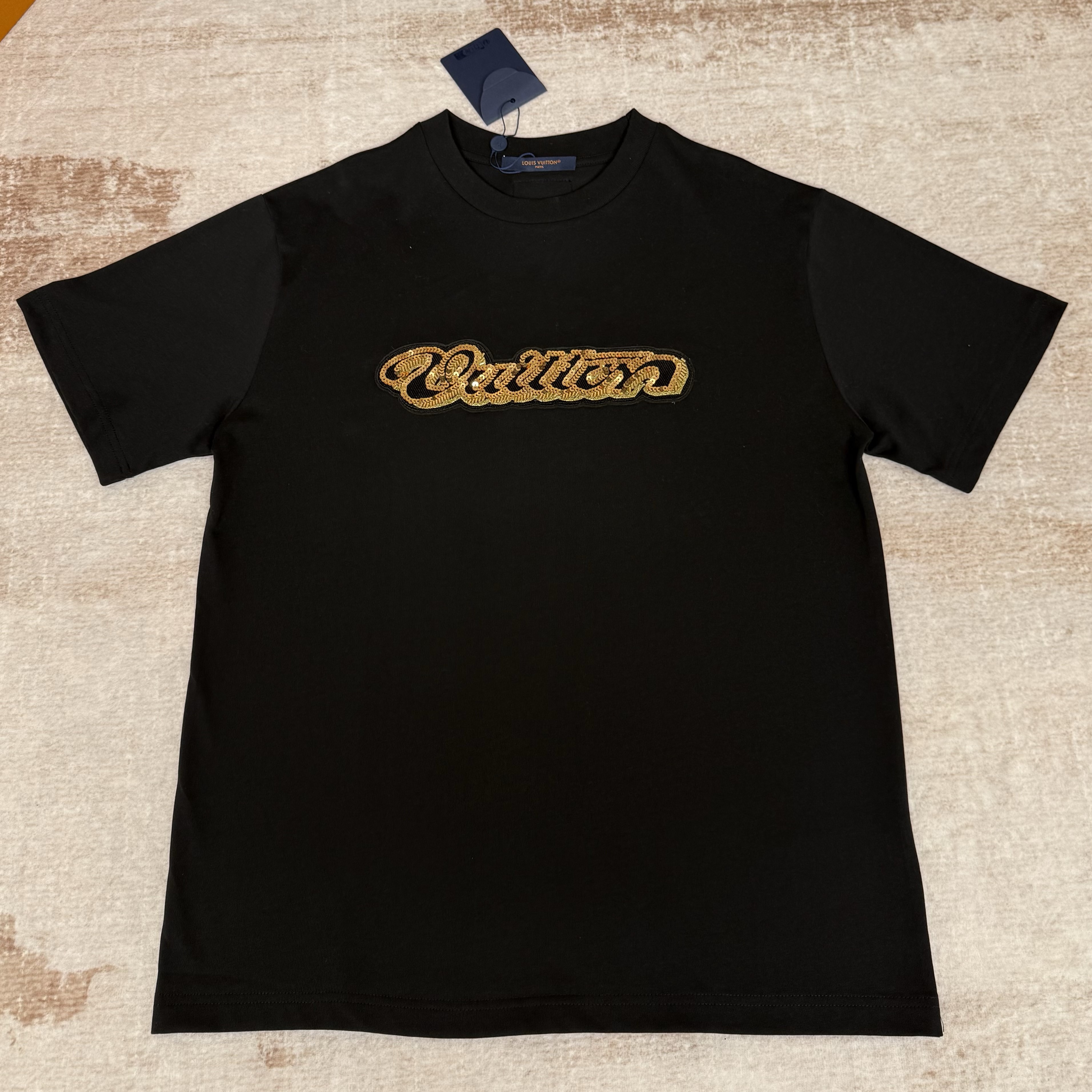 LOUIS VUITTON 루이비통 엠벨리시드 시그니처 티셔츠 1AJTYP