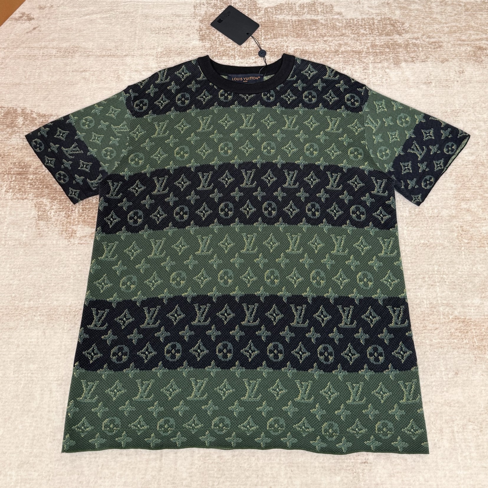 LOUIS VUITTON 루이비통 모노그램 쇼트 슬리브드 크루넥 1AIJZU