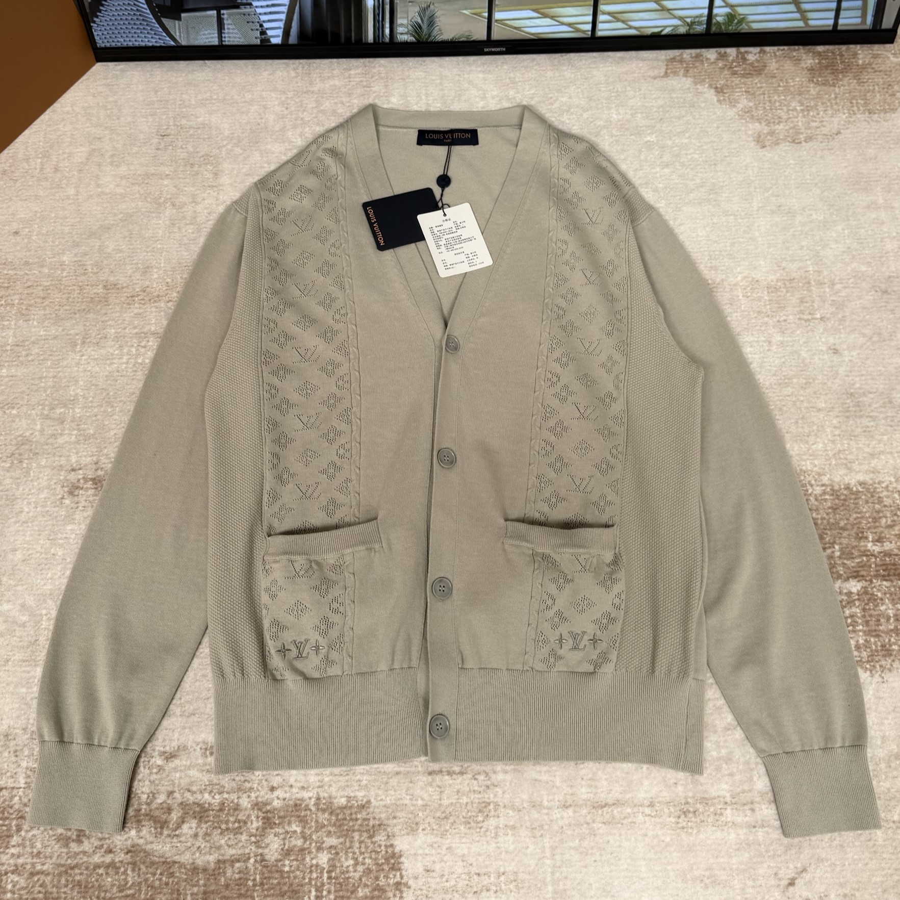 LOUIS VUITTON 루이비통 아이보리 브이넥 포인텔 가디건 1AJINO
