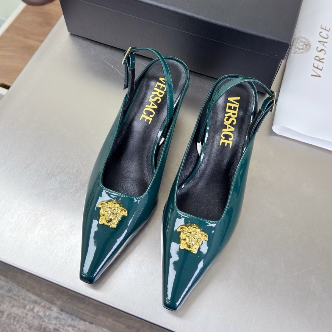 VERSACE 베르사체 라 메두사 페이턴트 가죽 펌프스 #16586315