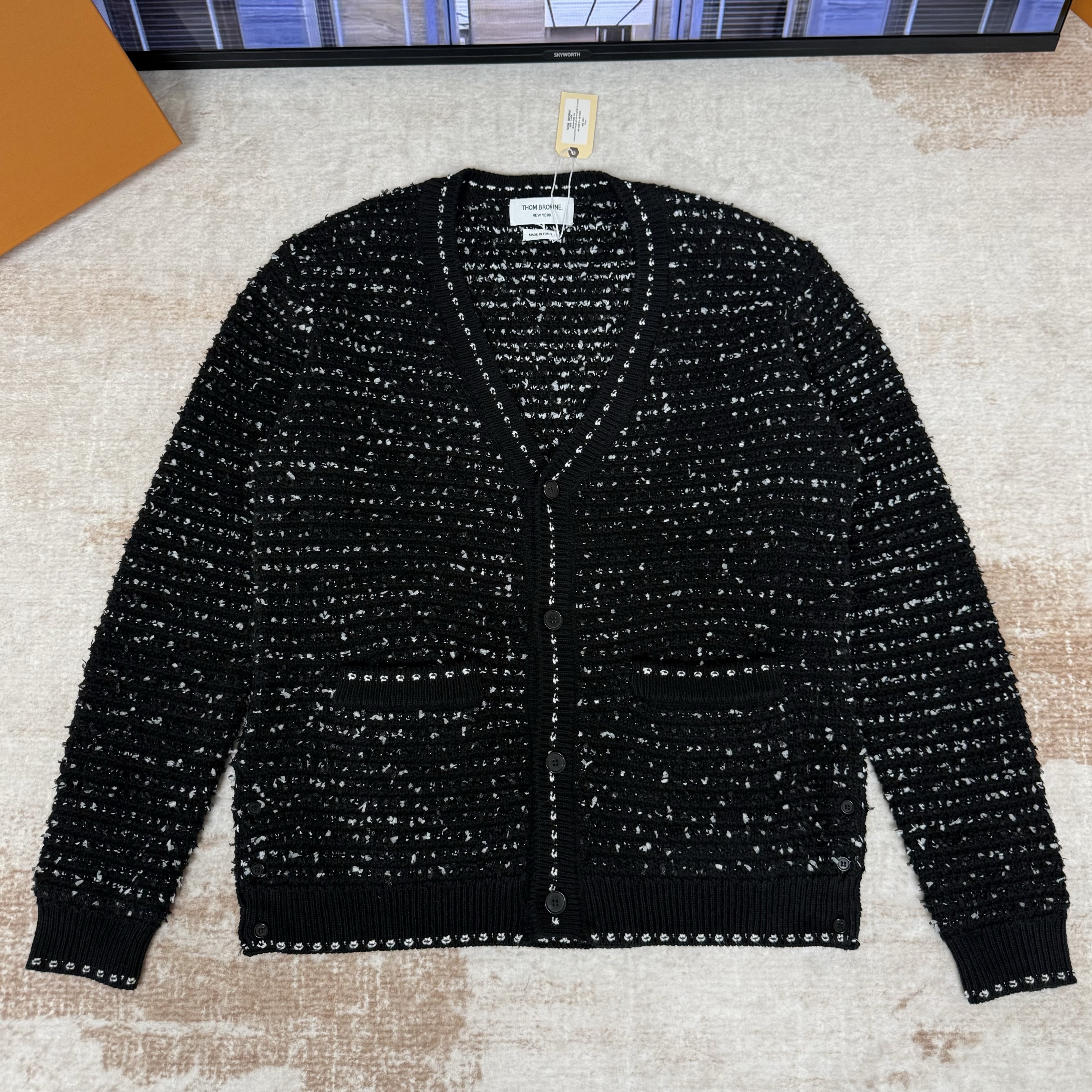 THOM BROWNE 톰브라운 아이래쉬 트위드 자카드 브이넥 가디건 블랙 #1731644