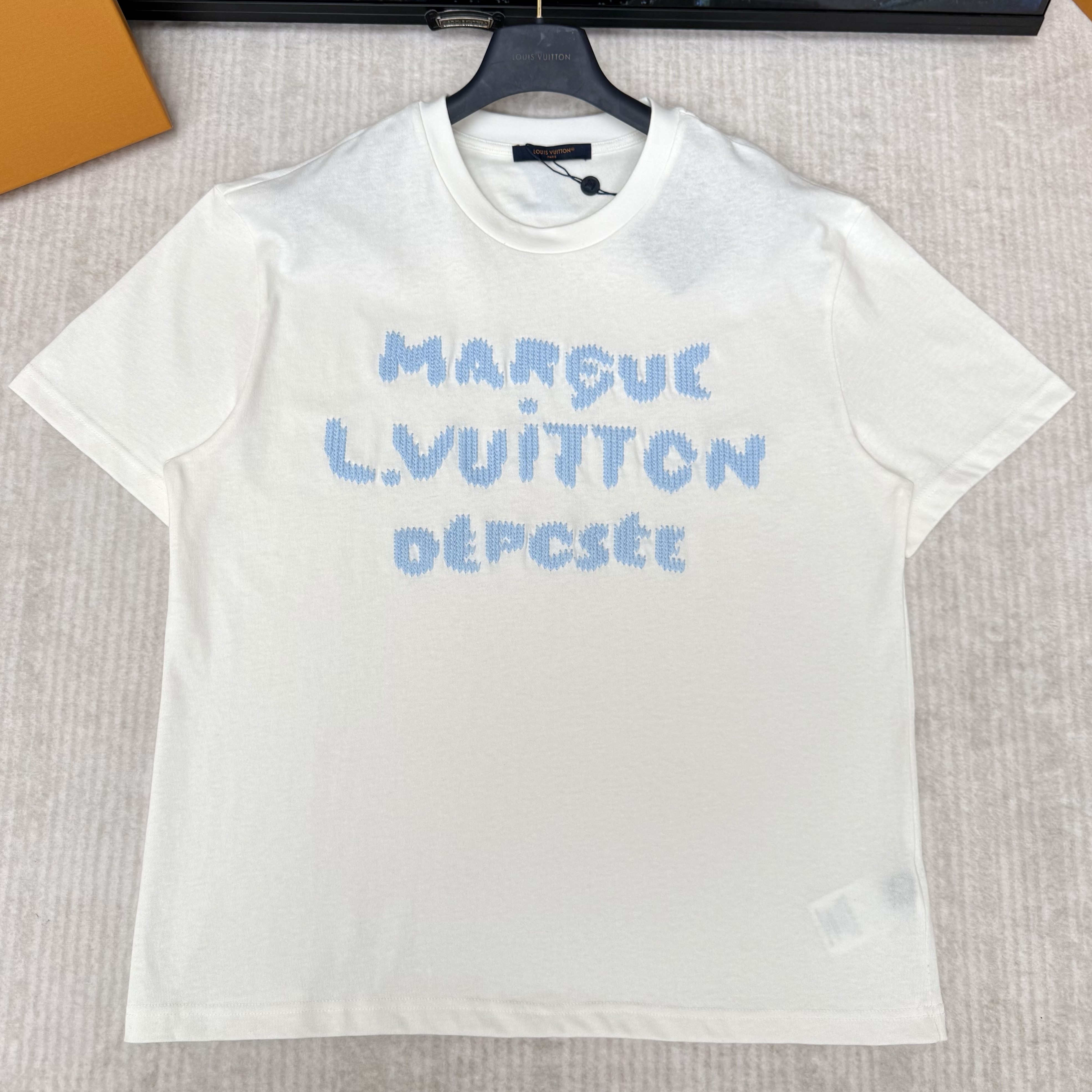 LOUIS VUITTON 루이비통 엠브로이더드 시그니처 티셔츠 1AIKD4