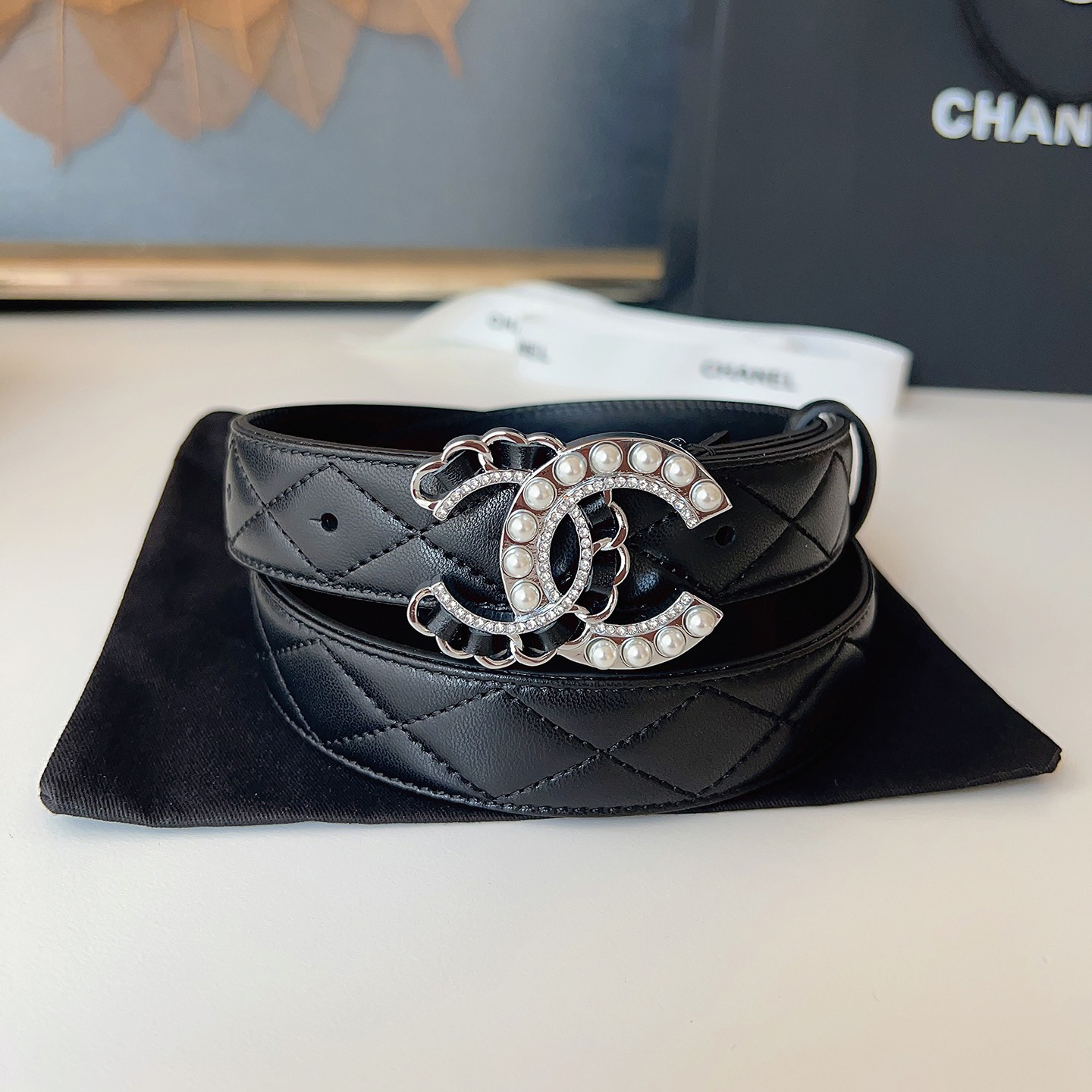 CHANEL CC 로고 진주 & 크리스탈 장식 퀼팅 가죽 벨트 #A16450504