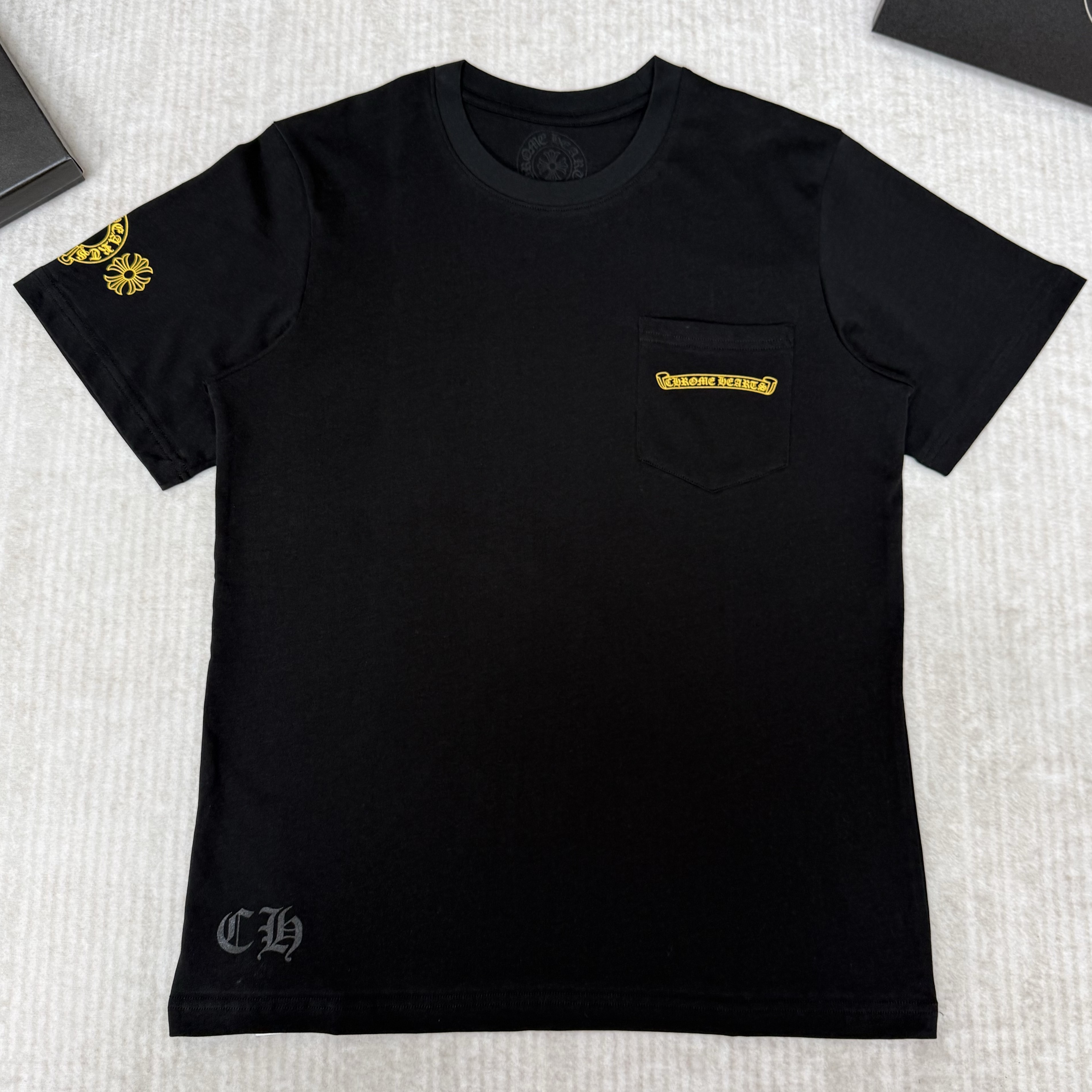 CHROME HEARTS 크롬하츠 옐로우 플러스 로고 포켓 반팔 티셔츠 (Chrome Hearts Yellow Plus Logo Pocket T-Shirt)
