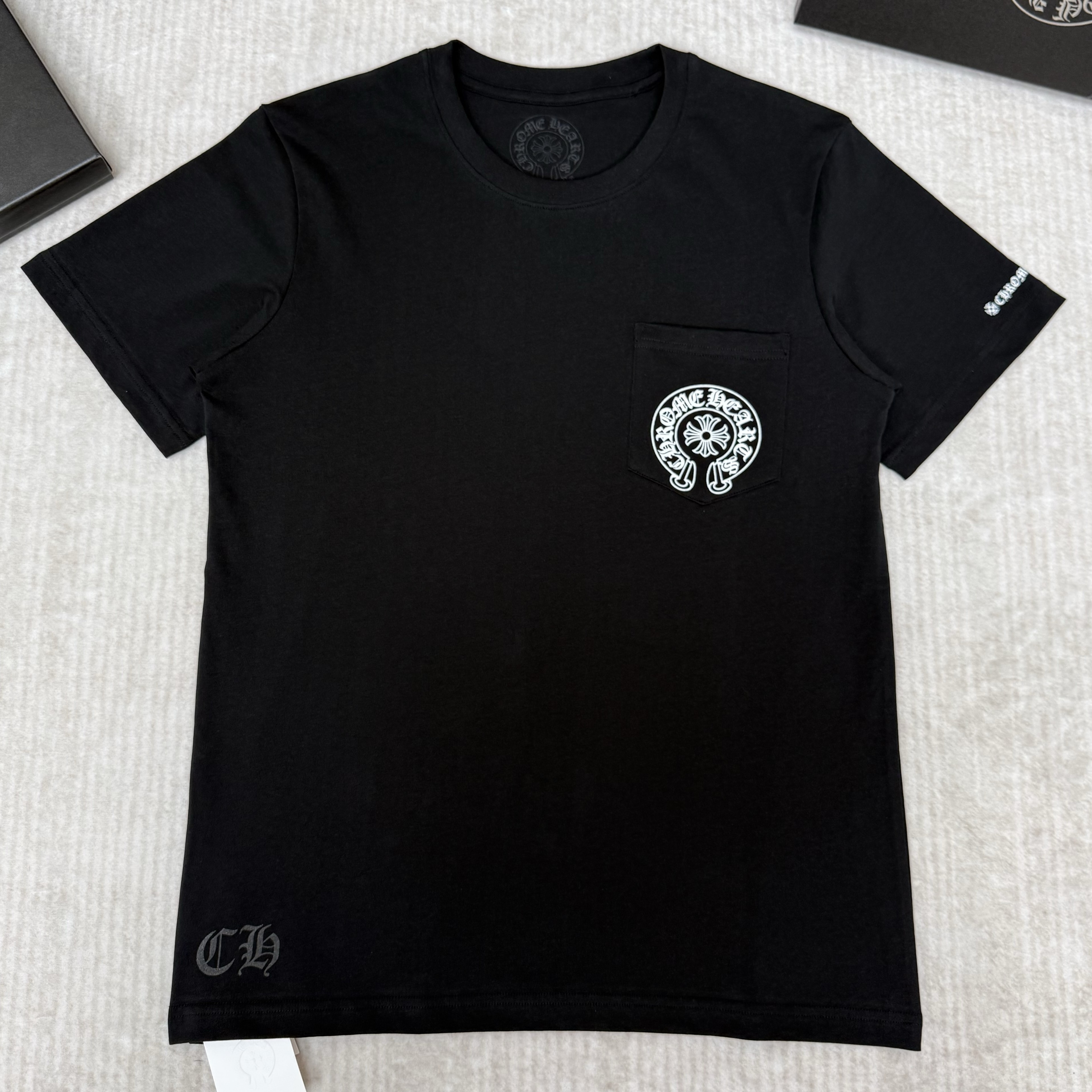 CHROME HEARTS 크롬하츠 호스슈 로고 포켓 반팔 티셔츠 (Chrome Hearts Horseshoe Logo Pocket T-Shirt)