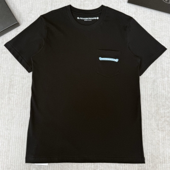 CHROME HEARTS 크롬하츠 라이트 블루 스크롤 로고 포켓 반팔 티셔츠 (Chrome Hearts Light Blue Scroll Logo Pocket T-Shirt)