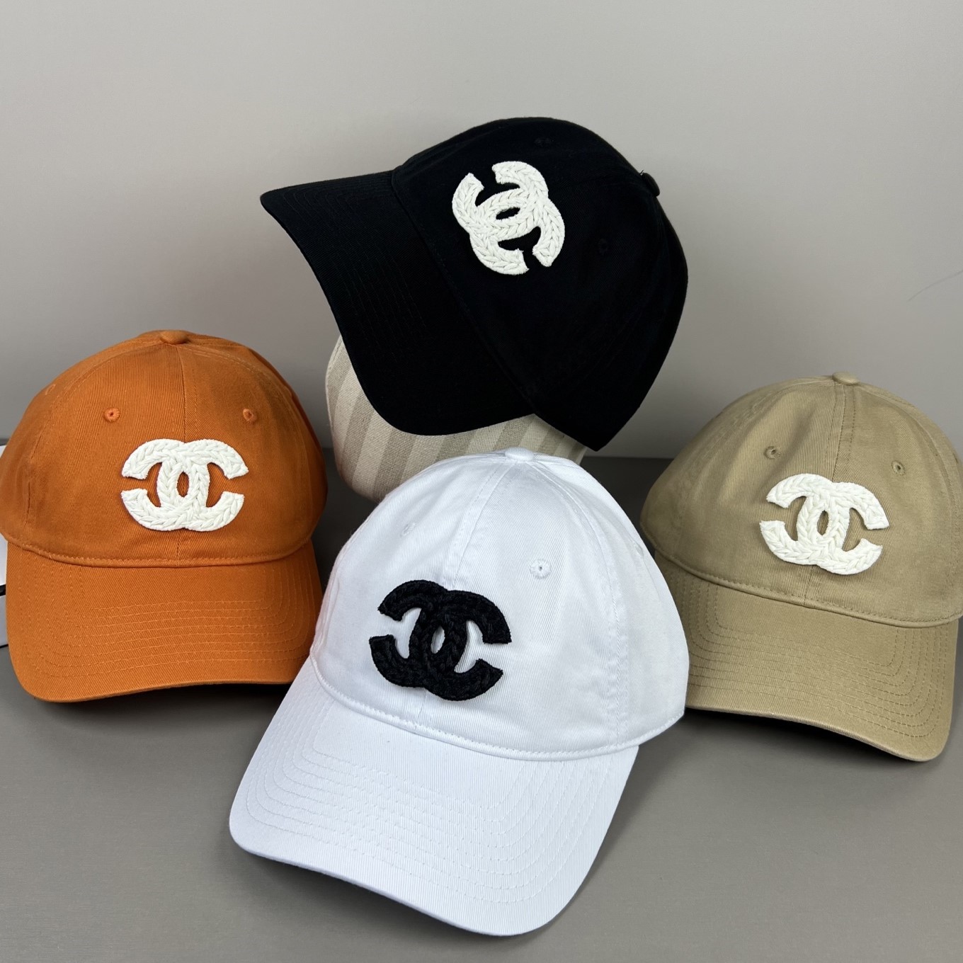 CHANEL 샤넬 CC 로고 자수 코튼 볼캡 (CHANEL CC Logo Embroidered Cotton Baseball Cap)