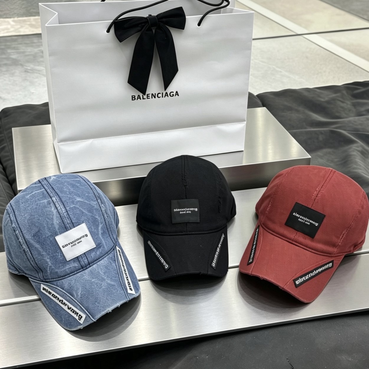 Alexander Wang 알렉산더왕 유니섹스 디스트레스 로고 베이스볼 캡 (Unisex Distressed Logo Baseball Cap)