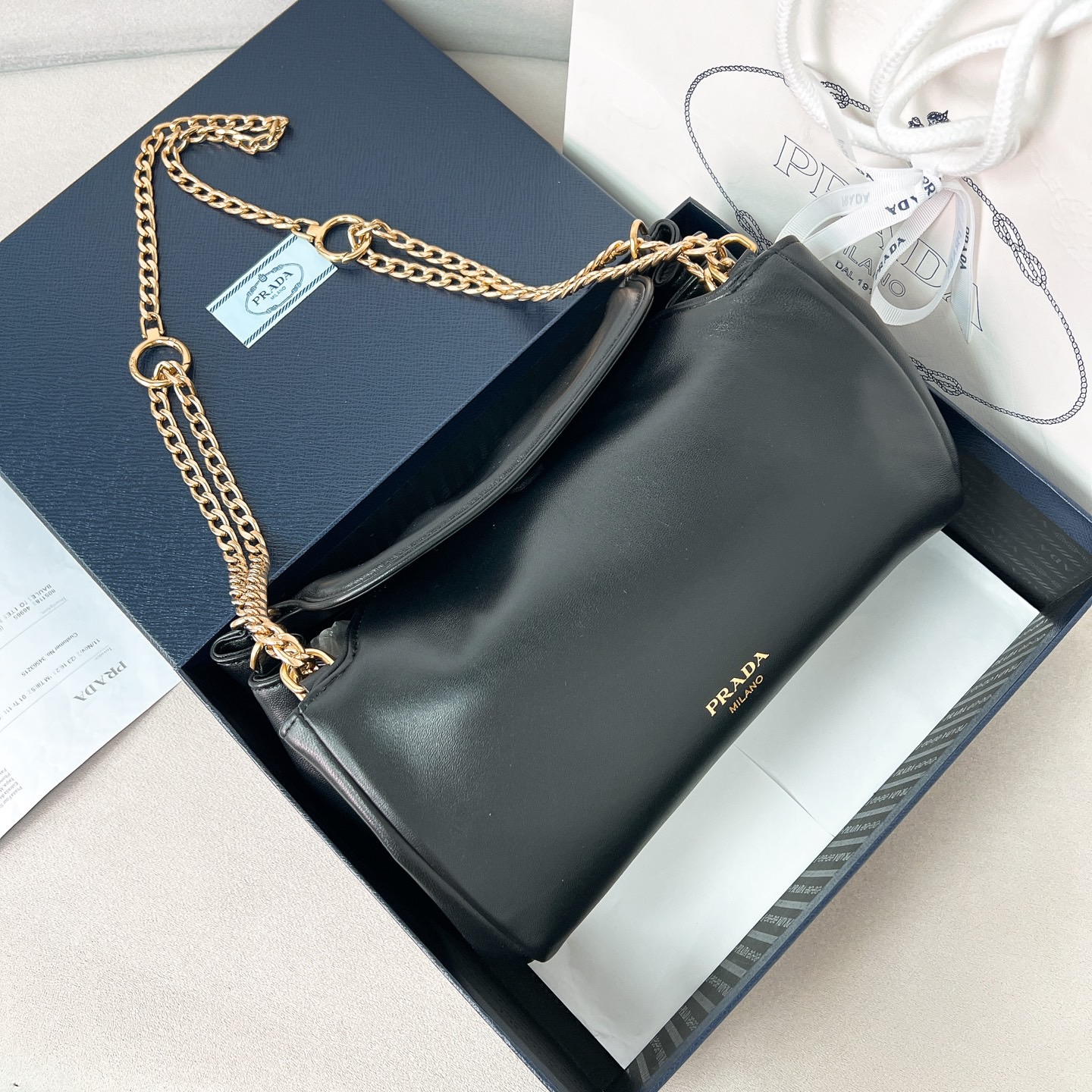 PRADA 프라다 프라다 소프트 패디드 나파 가죽 Tumulte 체인숄더백 1BD395