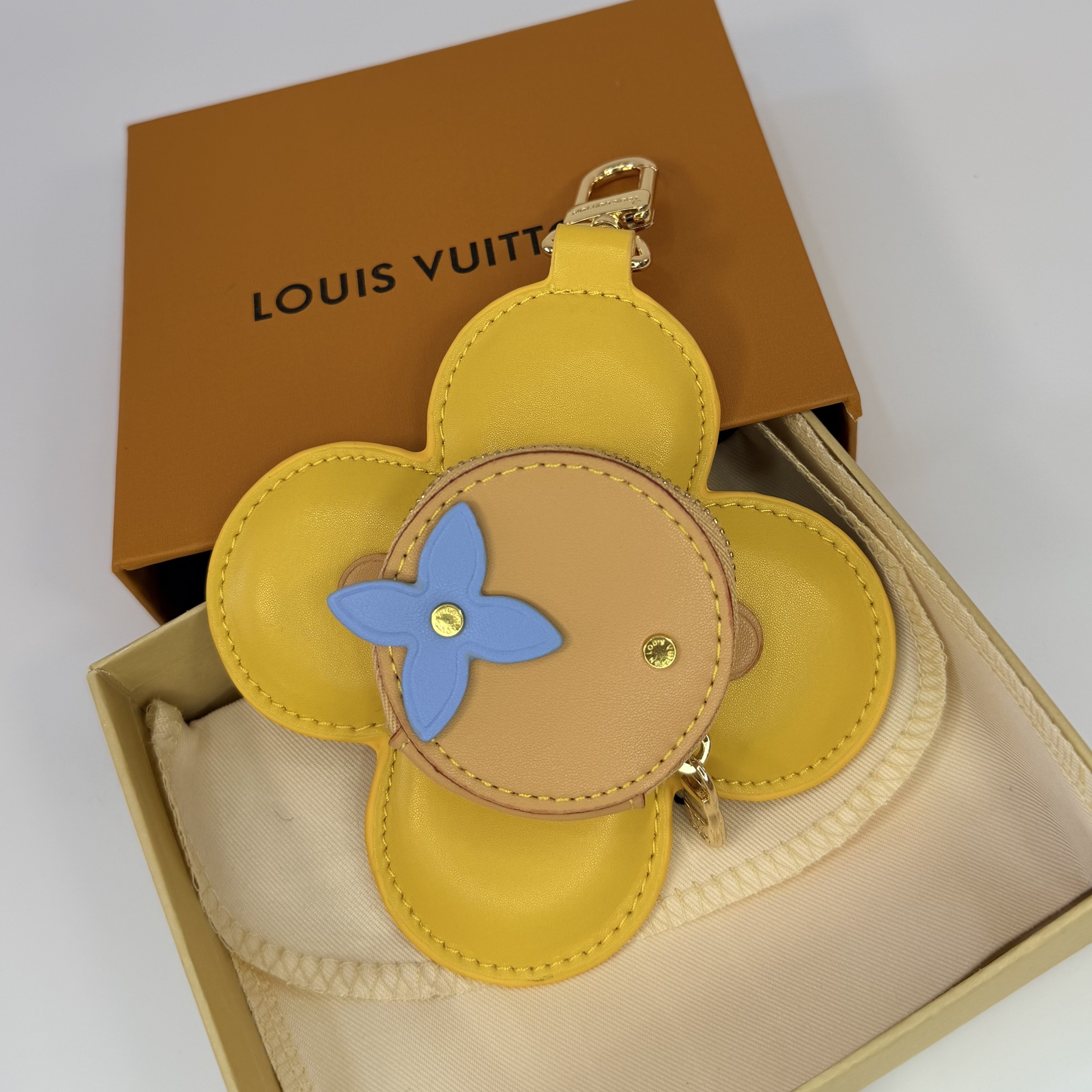 LOUIS VUITTON 루이비통 비비엔 코인 퍼스 백 참 옐로우 (Vivienne Coin Purse Bag Charm Yellow) M01193