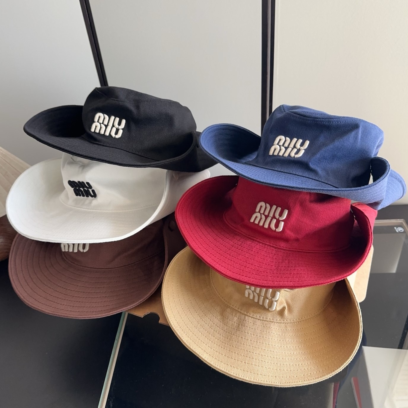 MIUMIU 미우미우 드릴 햇 블랙 화이트 (Drill Hat Black White) #1919667