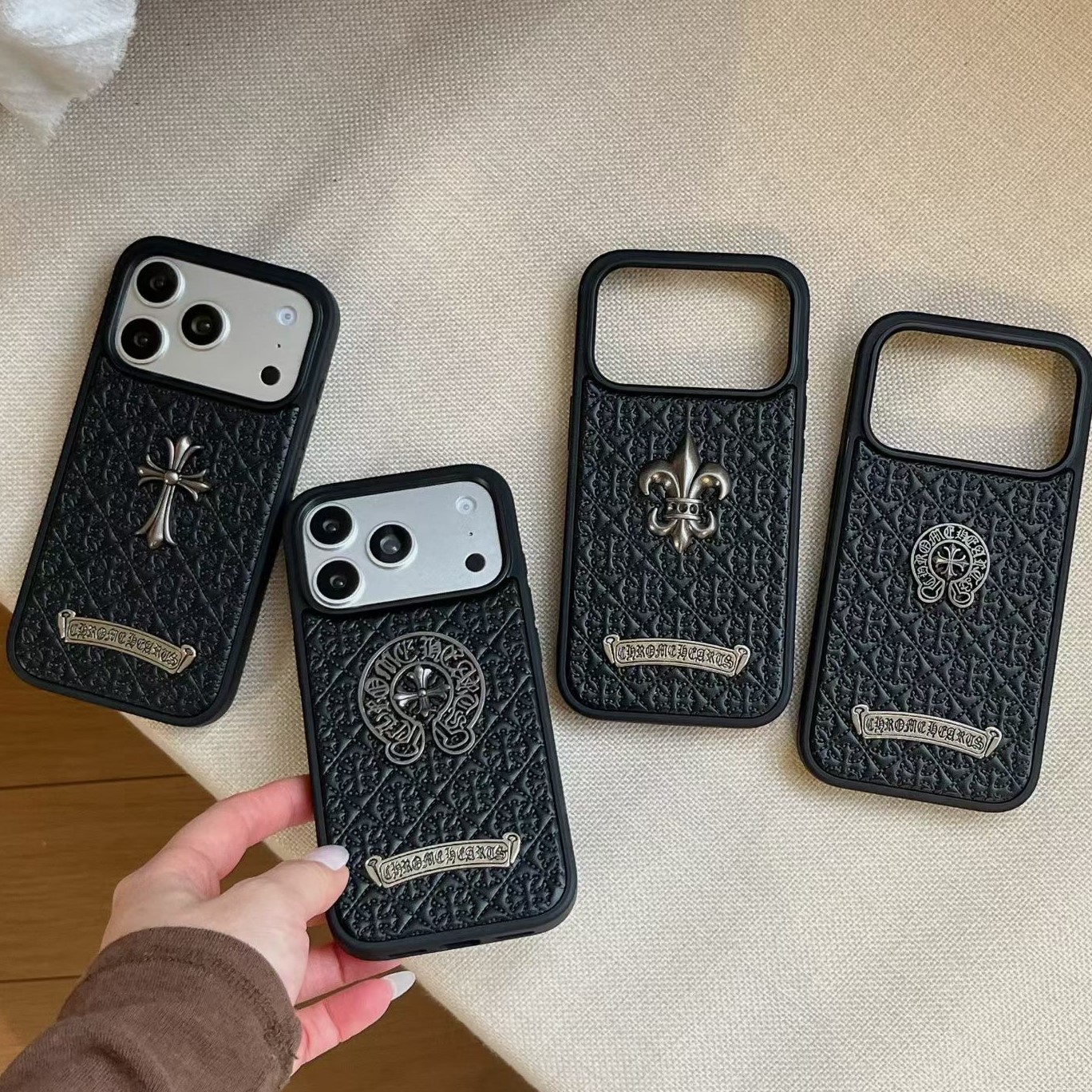 Chrome Hearts 크롬하츠 매트 블랙 퀼팅 레더 실버 모티브 아이폰 케이스 시리즈