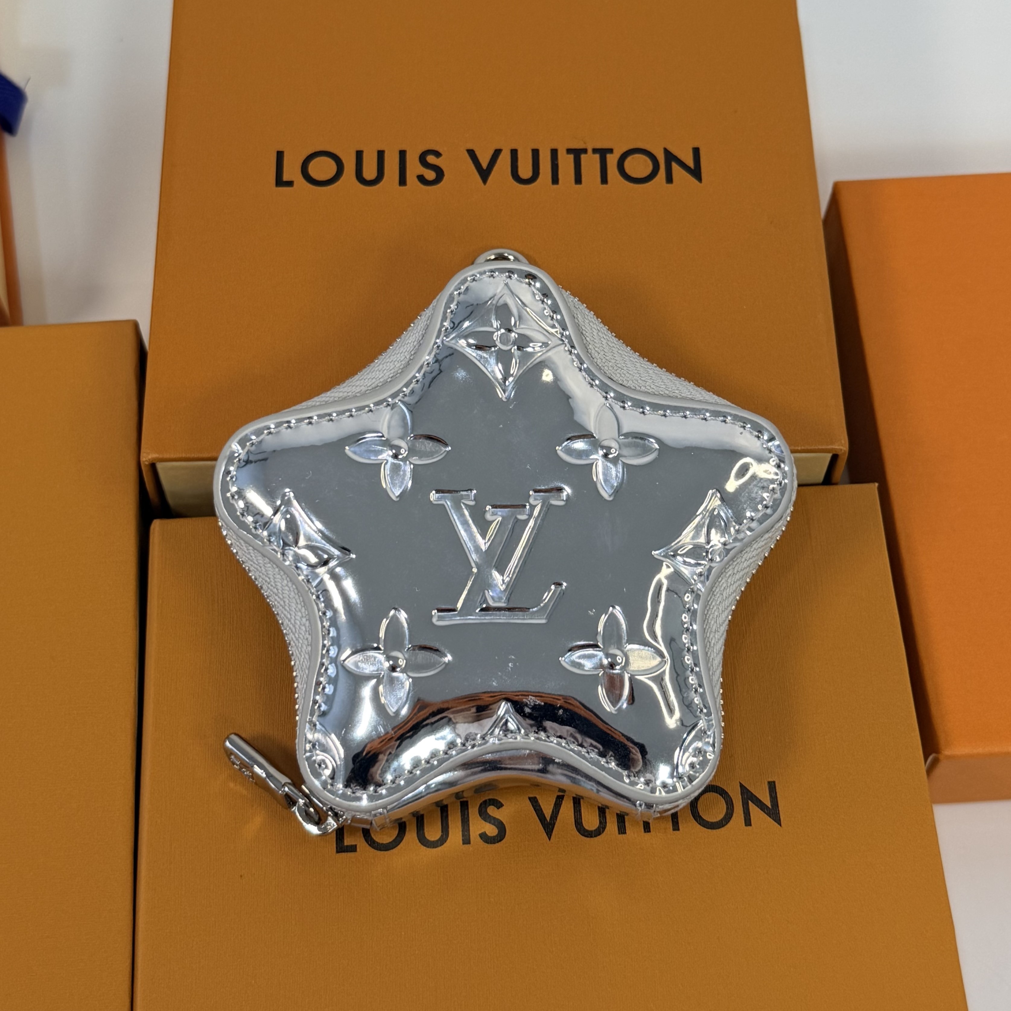 LOUIS VUITTON 루이비통 스파크 코인 퍼스 실버 / 모노그램 미르와 가방 참 M26465