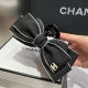 CHANEL ⁠샤넬 CC 로고 화이트 스티치 실크 리본 헤어 집게핀 #16436729