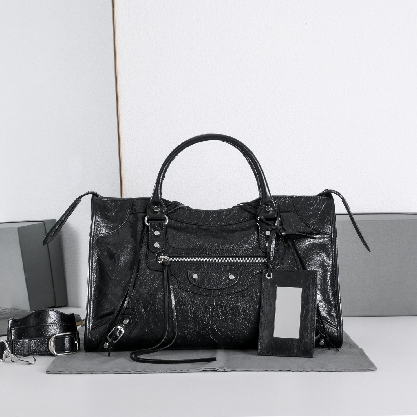 BALENCIAGA 발렌시아가 르시티백 에디션 26년신상 819353