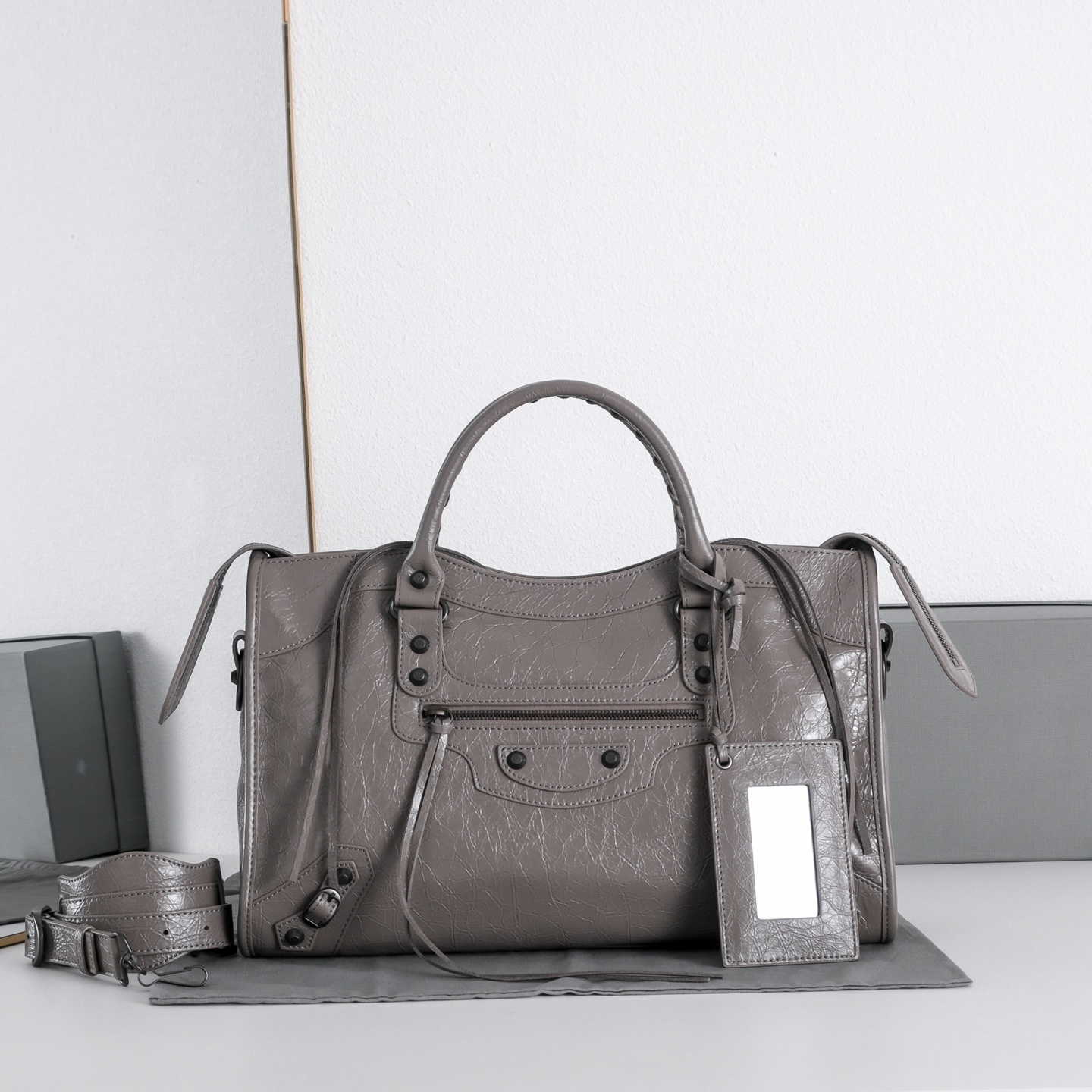 BALENCIAGA 발렌시아가 르시티백 에디션 26년신상 819353