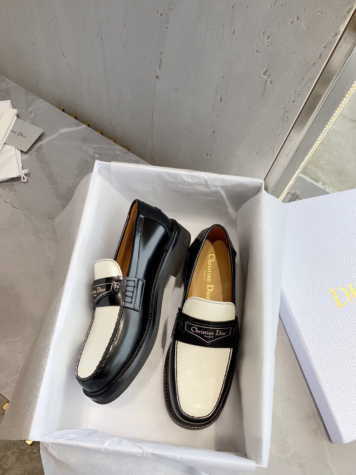 디올 [DIOR]